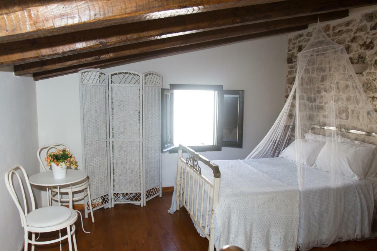 Christina'S Stone Cottage Kassiopi Bagian luar foto