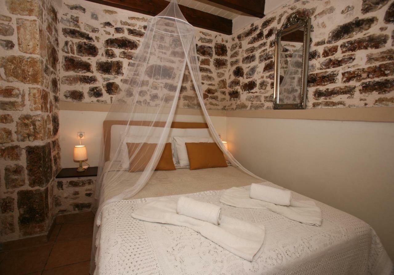 Christina'S Stone Cottage Kassiopi Bagian luar foto